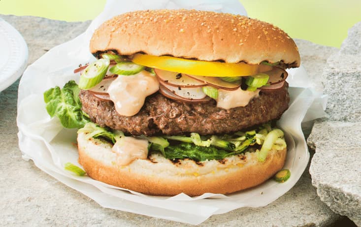 Klassisk hamburgare med vitlöks- och chilimajonnäs