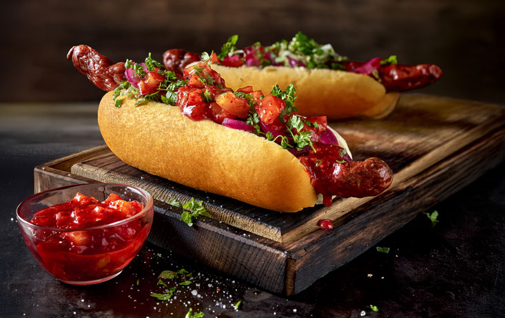 Korv i bröd med picklad rödlök och tomatsalsa