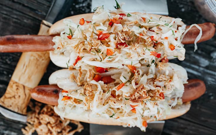 Korv med bröd toppad med smakrik kålsallad