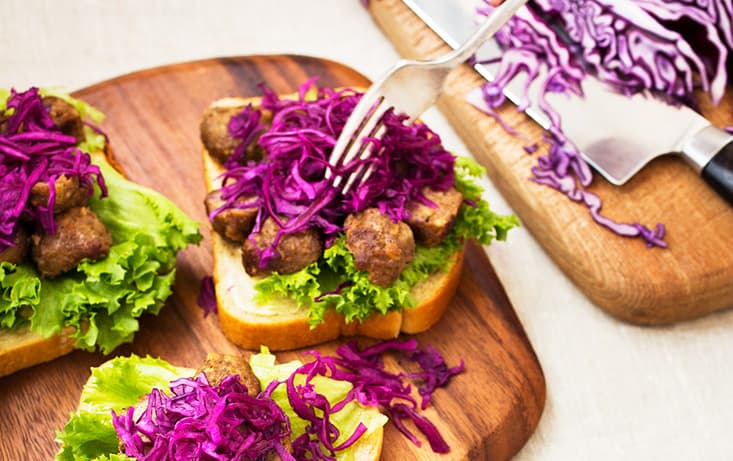Köttbullemacka med snabbpicklad rödkål
