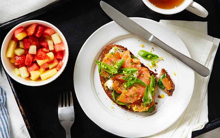 Lyxig frukost med rökt lax