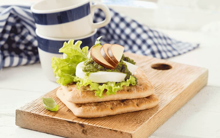 Mozzarellamackor med spenatpesto