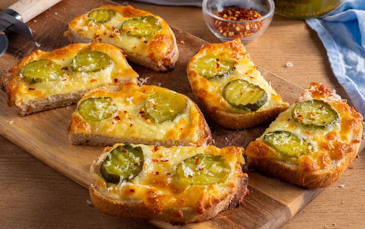 Ostig pickles-toast på Levain