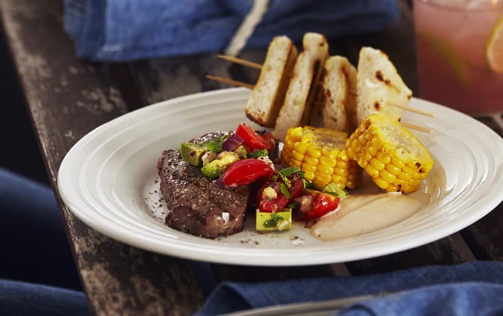 Ryggbiff med chipotledressing och frasigt vitlöksbröd