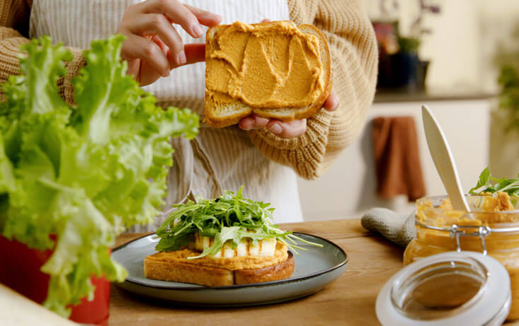 Toastmacka med halloumi och sötpotatishummus