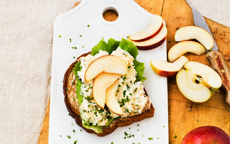 Vörtbröd med cheddarröra och äpple